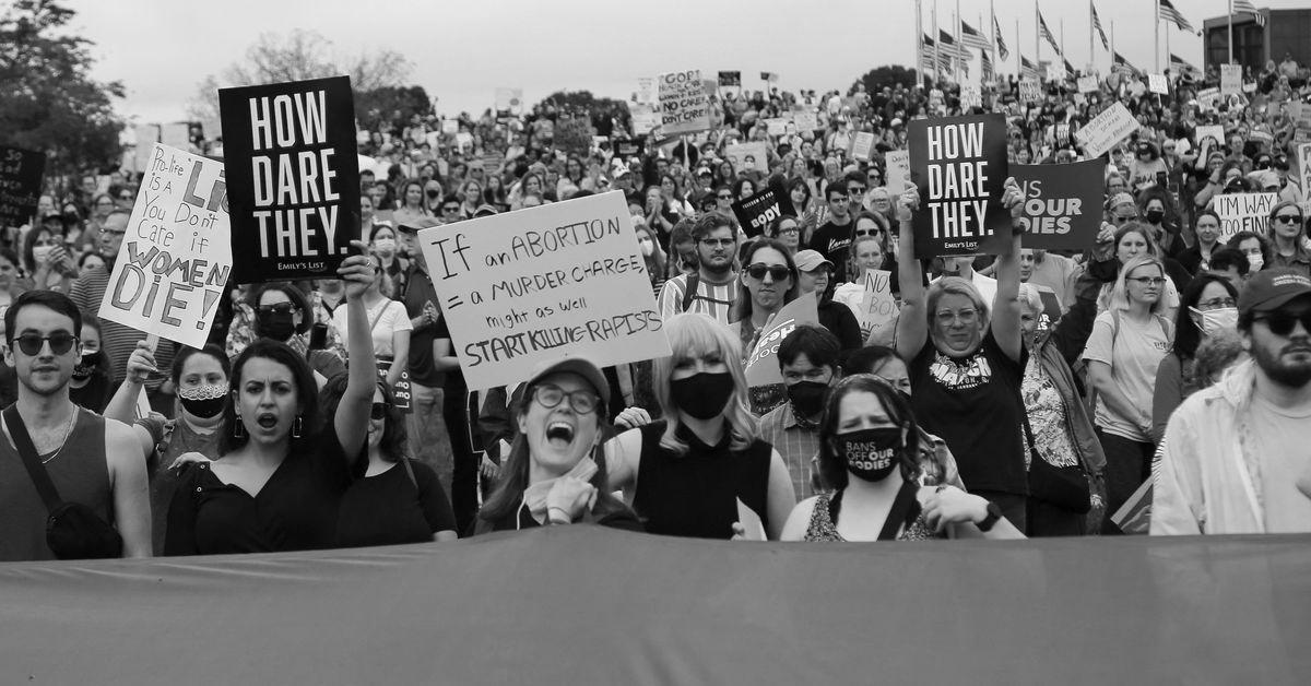 Thousands in U.S. march below ‘Ban Off Our Bodies’ banner for abortion rights